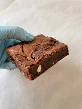 Load image into Gallery viewer, Nutella brownie slice
