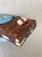 Load image into Gallery viewer, Kinder brownie slice
